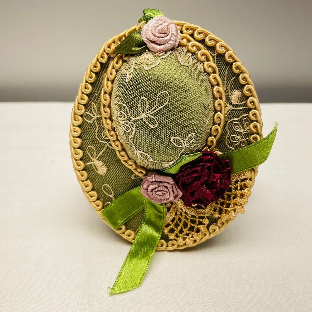 VGUC Victorian Hat Xmas Ornament by Wayne Kleski